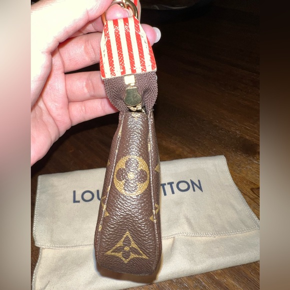 Pre-loved Louis Vuitton Limited Edition Trunks Edition Monogram Mini Pochette - Picture 8 of 10